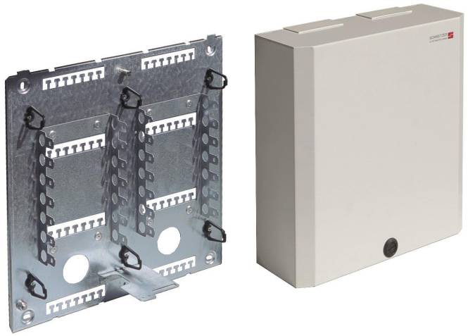 Ein Metallflächenpanel mit mehreren Schlitzen und einem geschlossenen, weißen rechteckigen Gehäuse für Netzwerk- oder Elektroverbindungen, nebeneinander dargestellt.