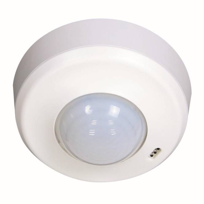 Ein weiß montierter Bewegungsmelder an der Decke mit linsenförmiger Kuppel, der zur Erkennung von Bewegungen in einem Raum verwendet wird, um Beleuchtungs- oder Sicherheitssysteme zu automatisieren.