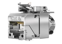 Silberner Cat 6A Ethernet-Stecker, Schrägansicht, zeigt Anschlüsse und innere Komponenten. Entwickelt für Hochgeschwindigkeits-Netzwerkverbindungen.