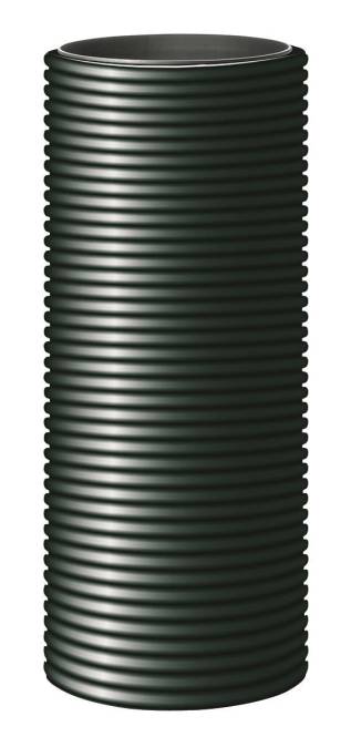 Ein hohes, vertikales zylindrisches Metallrohr mit gleichmäßig verteilten horizontalen Rippen, die Licht reflektieren, um subtile Highlights und Schatten zu erzeugen.