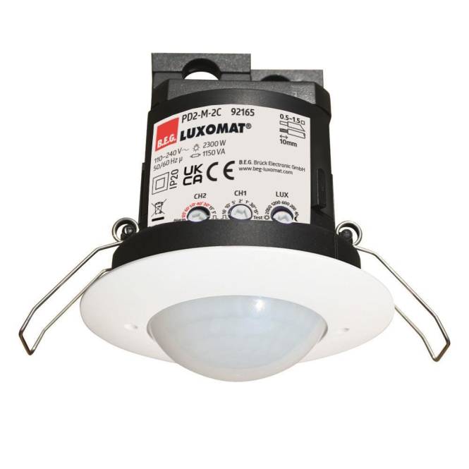 Ein weißer Luxomat-Bewegungsmelder mit verschiedenen Einstellungen wird gezeigt. Er verfügt über zwei verstellbare Drehschalter und eine Beschriftung mit Spezifikationen und Zertifizierungen.