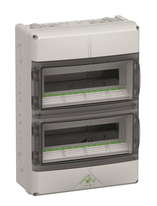 Eine zweiteilige elektrische Verteilerdose mit transparenten Abdeckungen, die beschriftete Reihen für die Schaltkreisverwaltung zeigt.