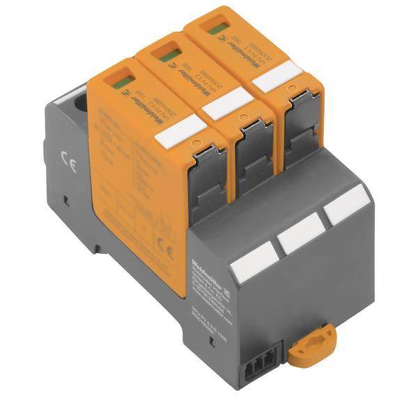 Ein kompaktes Überspannungsschutzgerät mit drei orangefarbenen Modulen auf einer grauen Basis, das für die Integration in elektrische Schaltschränke konzipiert ist.