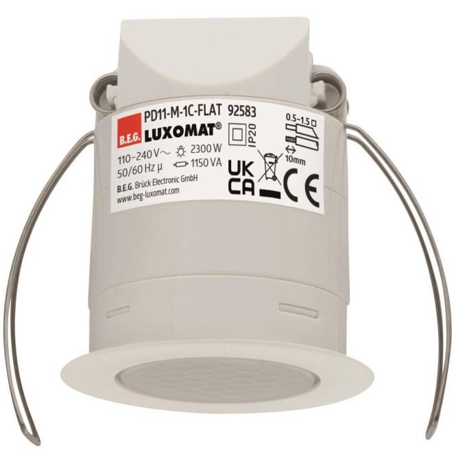 Ein zylindrischer Einbaustrahler-Sensor mit der Bezeichnung 'PD11-M-1C-FLAT' von BEG Luxomat, der elektrische Spezifikationen und Installationsabmessungen zeigt.