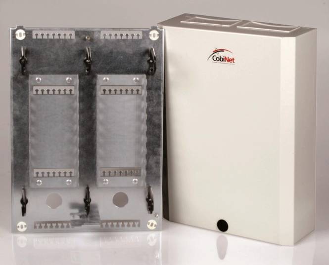 Ein Metall- und Kunststoffgehäuse für Elektroinstallationen mit Montagekonsolen von Cobinet.