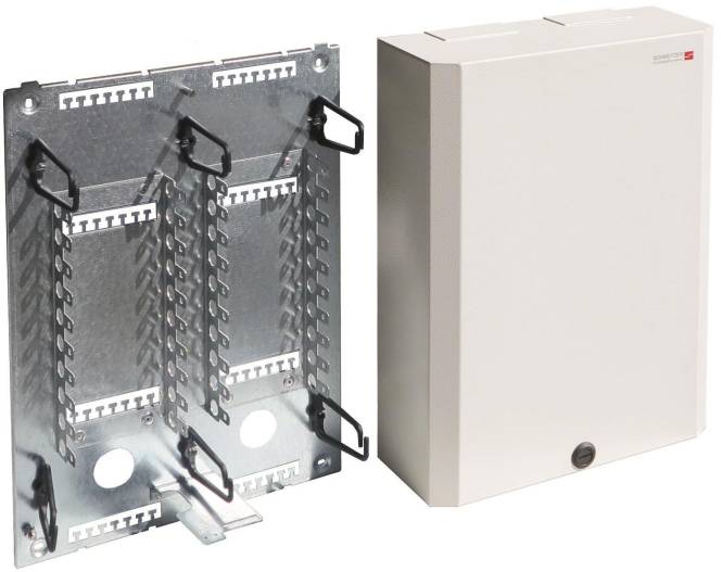 Ein Metallmontagebracket mit verschiedenen Schlitzen und Löchern neben einem einfachen, rechteckigen weißen Gehäuse, wahrscheinlich für elektronische oder Netzwerkgeräte.