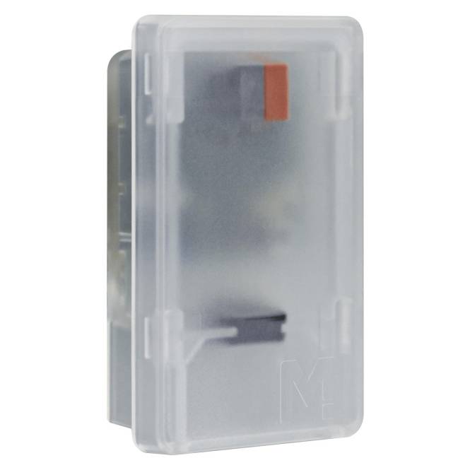 Eine durchsichtige Kunststoffschutzabdeckung für eine Steckdose mit einem einfachen Verriegelungsmechanismus.