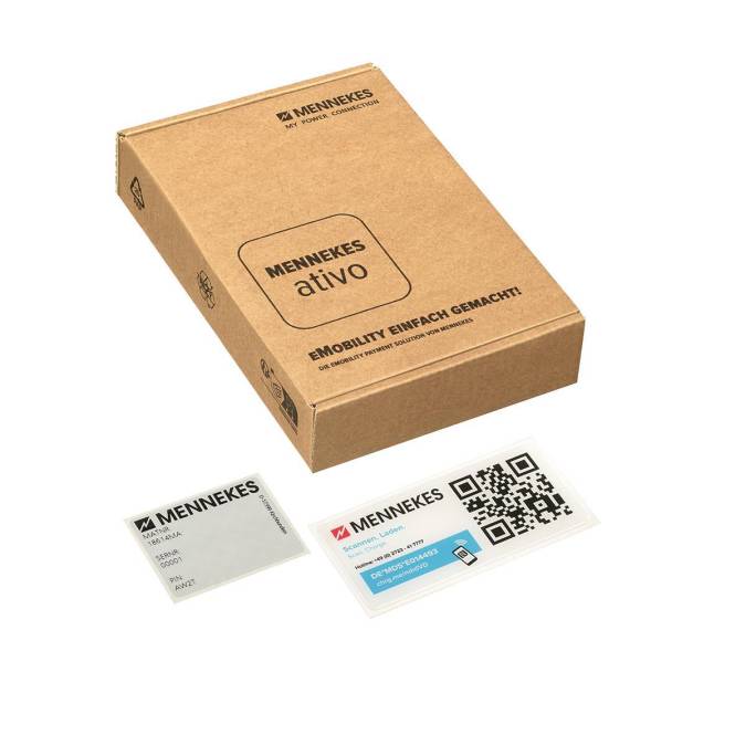 „Pappkarton mit der Bezeichnung Mennekes ativo mit zwei Karten, eine mit einem QR-Code und Kontaktinformationen, mit Schwerpunkt auf eMobilität.