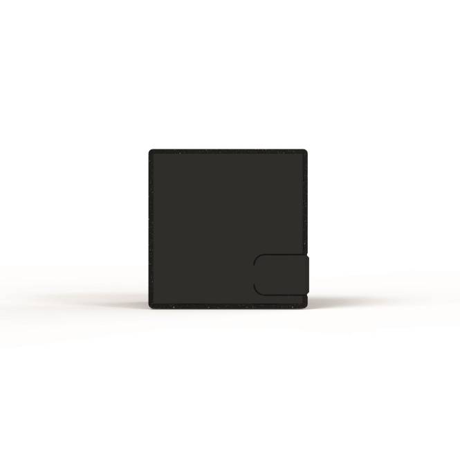 Eine schwarze quadratische Geldbörse mit einem einfachen, eleganten Design liegt auf einem einfachen weißen Hintergrund.