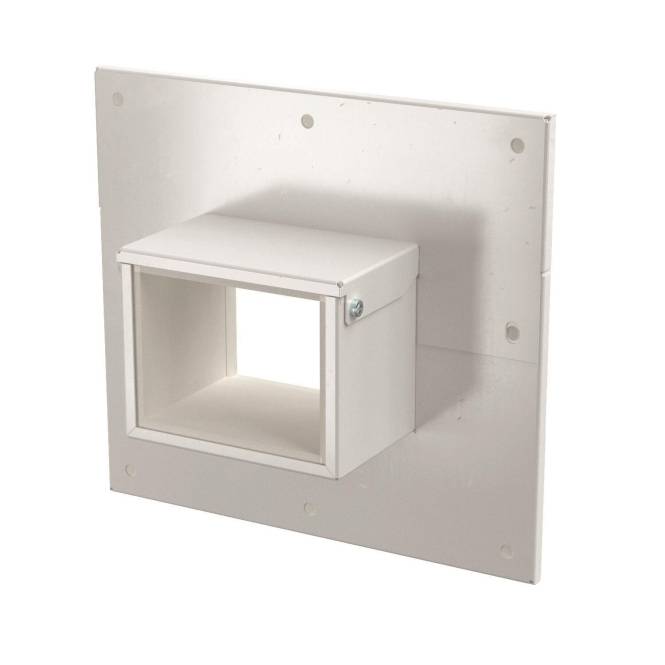 Weiße Wandlüftung mit rechteckiger Öffnung, geeignet für Kanalverbindungen. Quadratische Montageplatte mit Schraubenlöchern für einfache Installation.