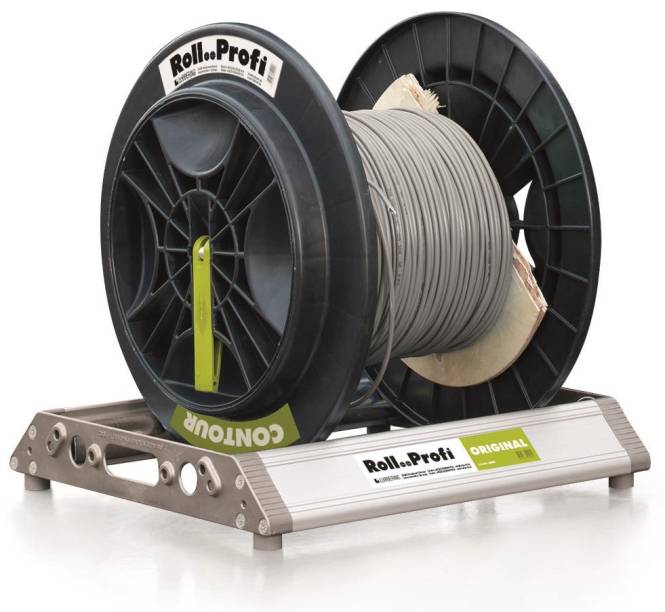 Eine große schwarze Spule mit grauem Kabel auf einem markierten Metallständer mit der Bezeichnung „Roll Profi