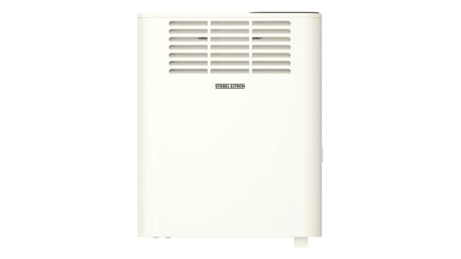 Ein weißer, wandmontierter elektrischer Heizer mit horizontalen Lüftungsöffnungen und einem kleinen Logo in der Mitte.