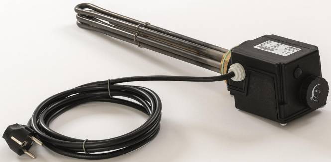 Ein Metallstabheizerät mit angebrachten Drähten, das zum Erhitzen von Flüssigkeiten in industriellen Anwendungen verwendet wird, auf einer hellgefärbten Oberfläche platziert.