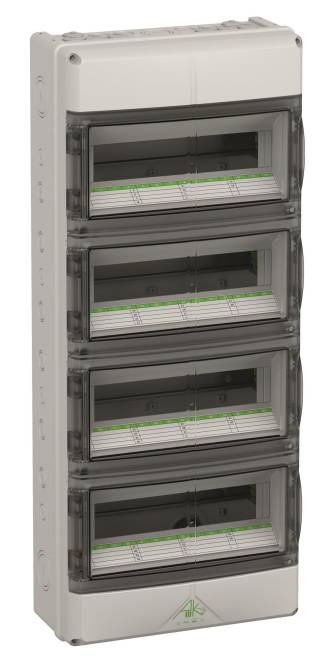 Ein Stromverteilertafel mit vier transparenten Paneelen, auf denen Schaltkreisbeschriftungen zu sehen sind, vertikal montiert.