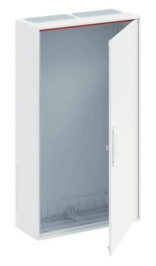 Hoher weißer Schrank mit Spiegeltür, mit elegantem Griff auf der rechten Seite. Innere Regale deuten auf Stauraum hin.