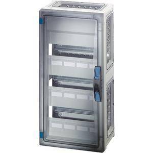 Ein offener weißer Elektroschrank mit mehreren horizontalen Metallregalen zum Organisieren von Kabeln und Geräten in einer industriellen Umgebung.