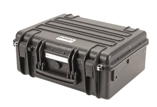 Ein robustes schwarzes Schutzgehäuse mit Griff und Verschlüssen, auf der Oberseite mit „Chimo