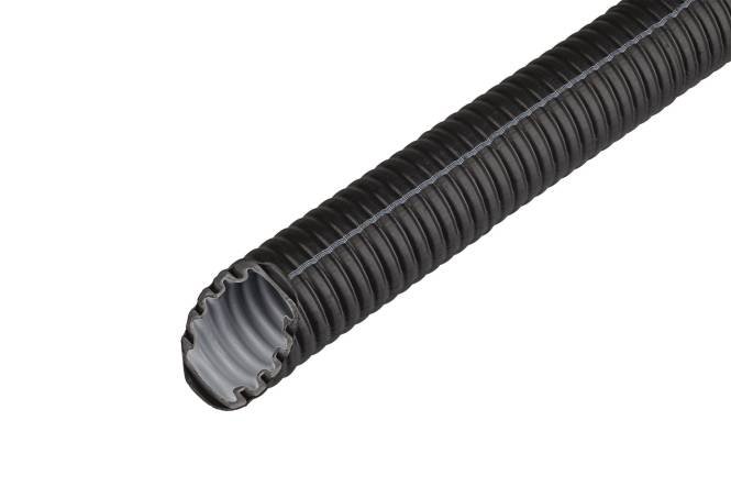 Ein schwarzer, flexibler gewellter Schlauch mit grauem Innenraum, der für die Fluid- oder Luftübertragung in industriellen oder Bauprojekten verwendet wird.