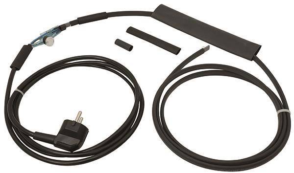 Ein schwarzes elektrisches Heizkabel mit Stromstecker und Isolierkomponenten wird gezeigt. Es ist aufgerollt und umfasst eine Anschlussdose und Verbindungsstücke.