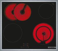 Eine schwarze Keramik-Kochfläche mit vier Brennern, zwei leuchten rot auf, um anzuzeigen, dass sie eingeschaltet und erhitzt sind, mit einem digitalen Bedienfeld darunter.