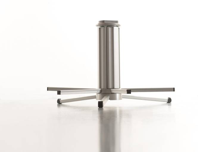 Eine metallische, zylindrische Basis mit mehreren flachen, horizontalen Speichen, die nach außen verlaufen, positioniert auf einer glänzenden Oberfläche.