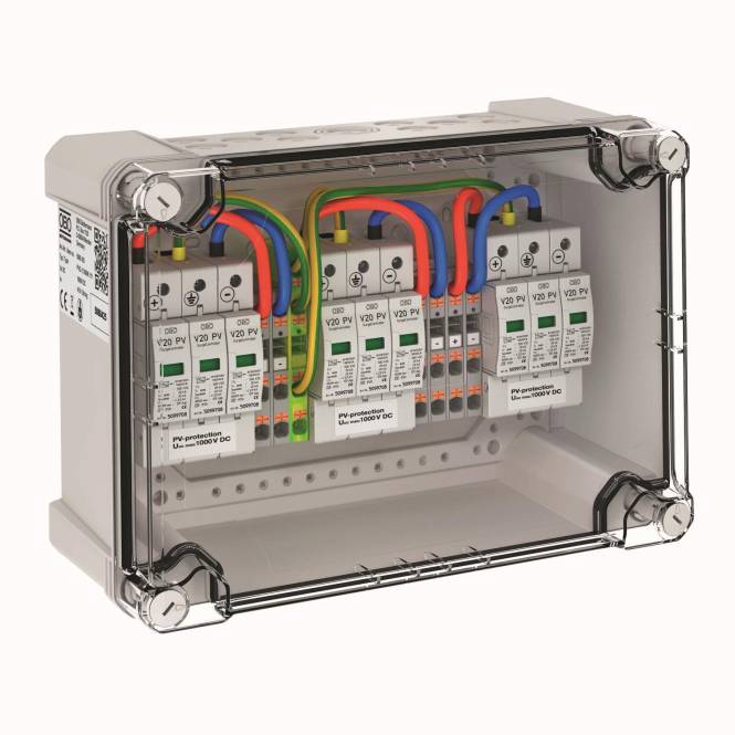 Ein durchsichtiges Kunststoff-Elektrogehäuse enthält mehrere Leistungsschalter mit farbcodierten Leitungen. Auf den Etiketten sind Modellnummern und technische Details angegeben.