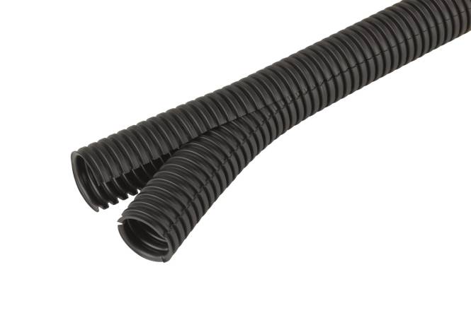 Ein flexibles, schwarzes gewelltes Schutzrohr, das häufig zum Schutz von Elektrokabeln oder Leitungen verwendet wird, leicht aufgerollt auf weißem Untergrund.