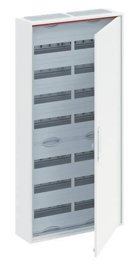 Eine weiße Tür mit einem rechteckigen Glaspaneel, das in horizontale Abschnitte unterteilt ist und ein zentrales Wellenmuster aufweist, ist teilweise geöffnet.