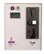 Ein weißes elektronisches Bedienfeld mit digitaler Anzeige, rotem Knopf und Schlitz; auf der linken unteren Seite mit „H2O