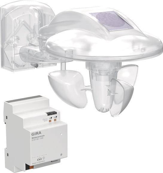 Ein weiße, wandmontierte Wetterstation mit einer Windturbine und einem Solarpanel neben einer Gira-Elektrokomponente.