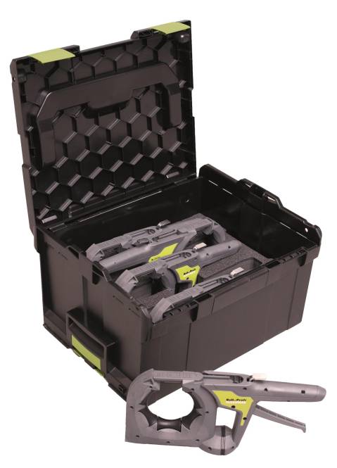 Ein robustes schwarzes Kunststoffgehäuse enthält mehrere graue Hell Pup AR-Pistolen in Schaumstoffträgern und zeigt eine organisierte Waffenlagerung.