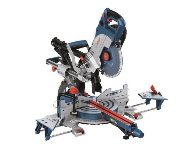 Eine blau-silberne elektrische Kapp- und Gehrungssäge mit einer Kreissägeblatt, verstellbarem Arm und Messlehre. Wird für präzises, winkliges Holzschneiden verwendet.