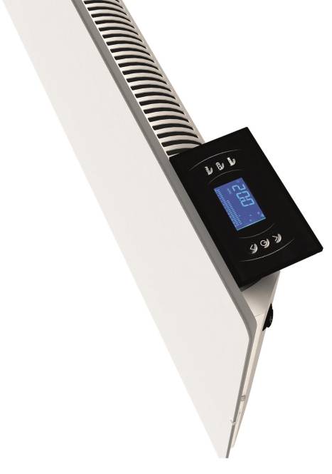 Ein weißer Wandheizer mit einem digitalen Bedienfeld, das '20°C' anzeigt, ist an einer Wand montiert und verfügt über Lüftungsöffnungen und Temperatureinstellungen.