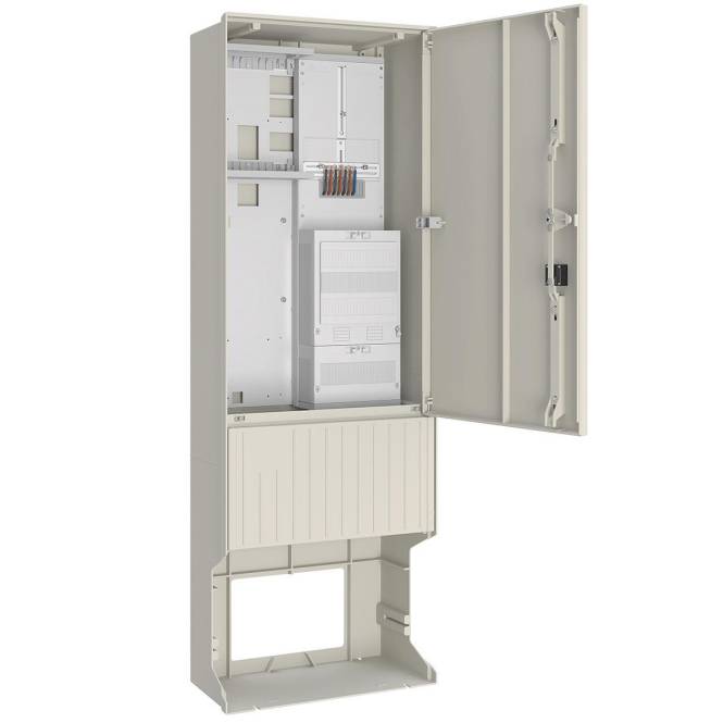 Offener Elektroverteiler mit Fächern und freiliegender Verdrahtung, der eine Stromverteilungsanlage mit Leitungsschutzschaltern und Sicherungsplätzen zeigt.