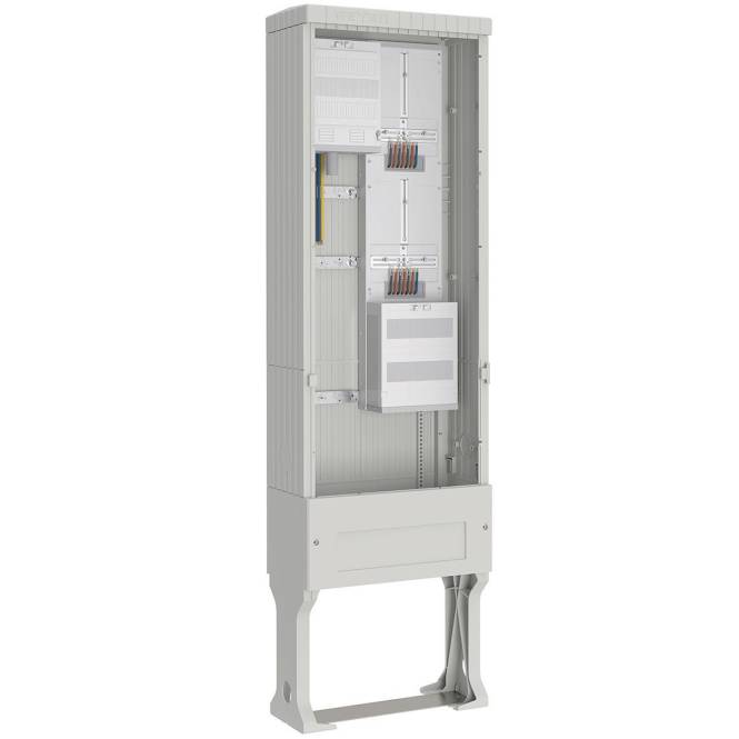 Ein hohes, offenes Elektroschrank mit freigelegter Verdrahtung und Ausrüstung, mit mehreren Reihen von Steckverbindern und einer zentralen Schalttafel.