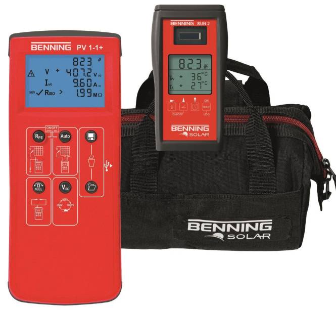 Rote und schwarze Messgeräte für Solarmodultests mit digitalen Displays, die Messwerte anzeigen. Die Geräte tragen das Markenzeichen „Benning