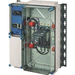 Eine elektrische Schalttafel mit transparenter Abdeckung, die Verkabelung, Schalter und Leistungsschalter zeigt, montiert auf einem Metallrahmen.