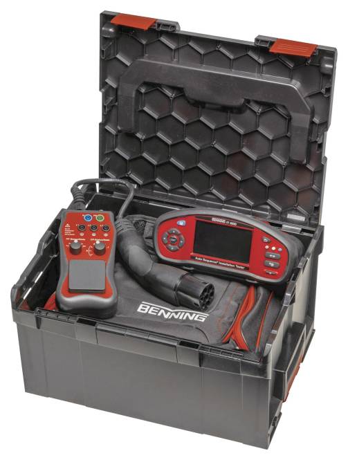 Ein offener Werkzeugkoffer, der elektronische Diagnosewerkzeuge mit Kabeln, einen Bildschirm und Tasten enthält, die für die Automobildiagnose verwendet werden.