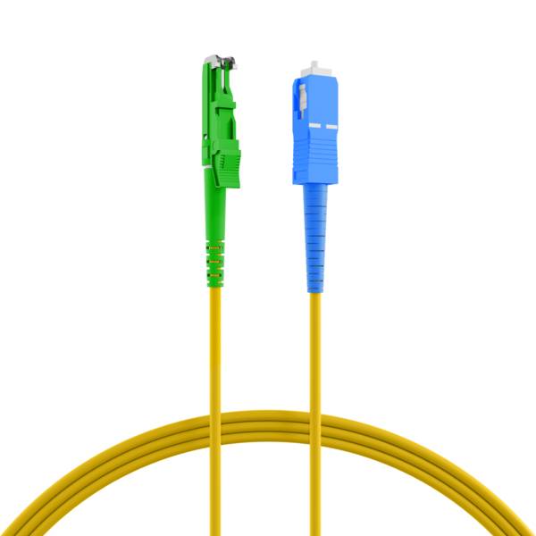 Ein grüner SC-Glasfaserverbinder und ein blauer SC-Glasfaserverbinder sind an gelben Kabeln befestigt und nebeneinander vertikal positioniert.