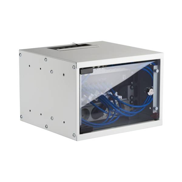 Ein weißes Metallserverregal mit durchsichtigem Seitenpanel zeigt ordentlich organisierte blaue Netzwerkkabel, die mit internen Anschlüssen verbunden sind.