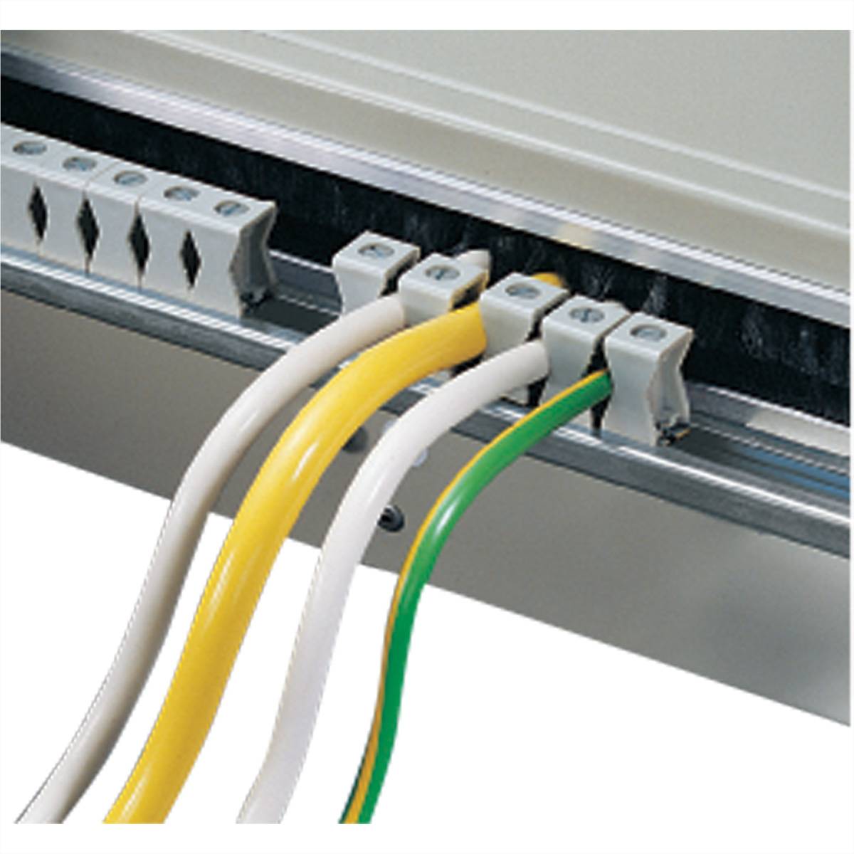 Vier elektrische Kabel in den Farben Weiß, Gelb, Grün und Weiß-Grün sind mit einer Klemmleiste auf einem grauen Feld verbunden.