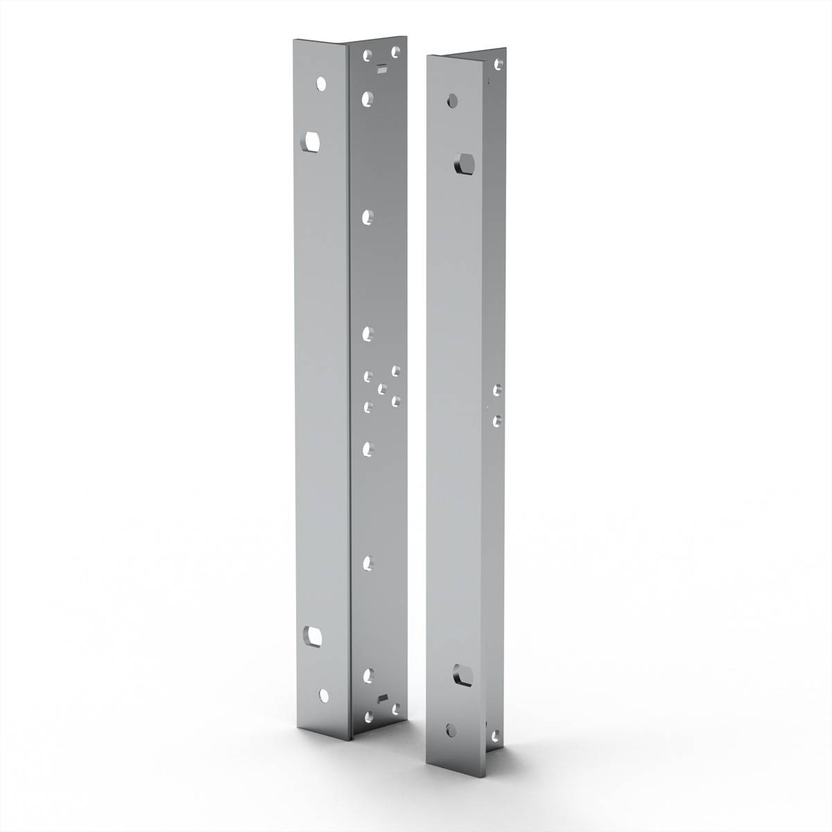 Zwei metallische, rechteckige Halterungen stehen vertikal auf weißem Hintergrund. Beide haben mehrere kreisförmige Löcher entlang ihrer Oberflächen.