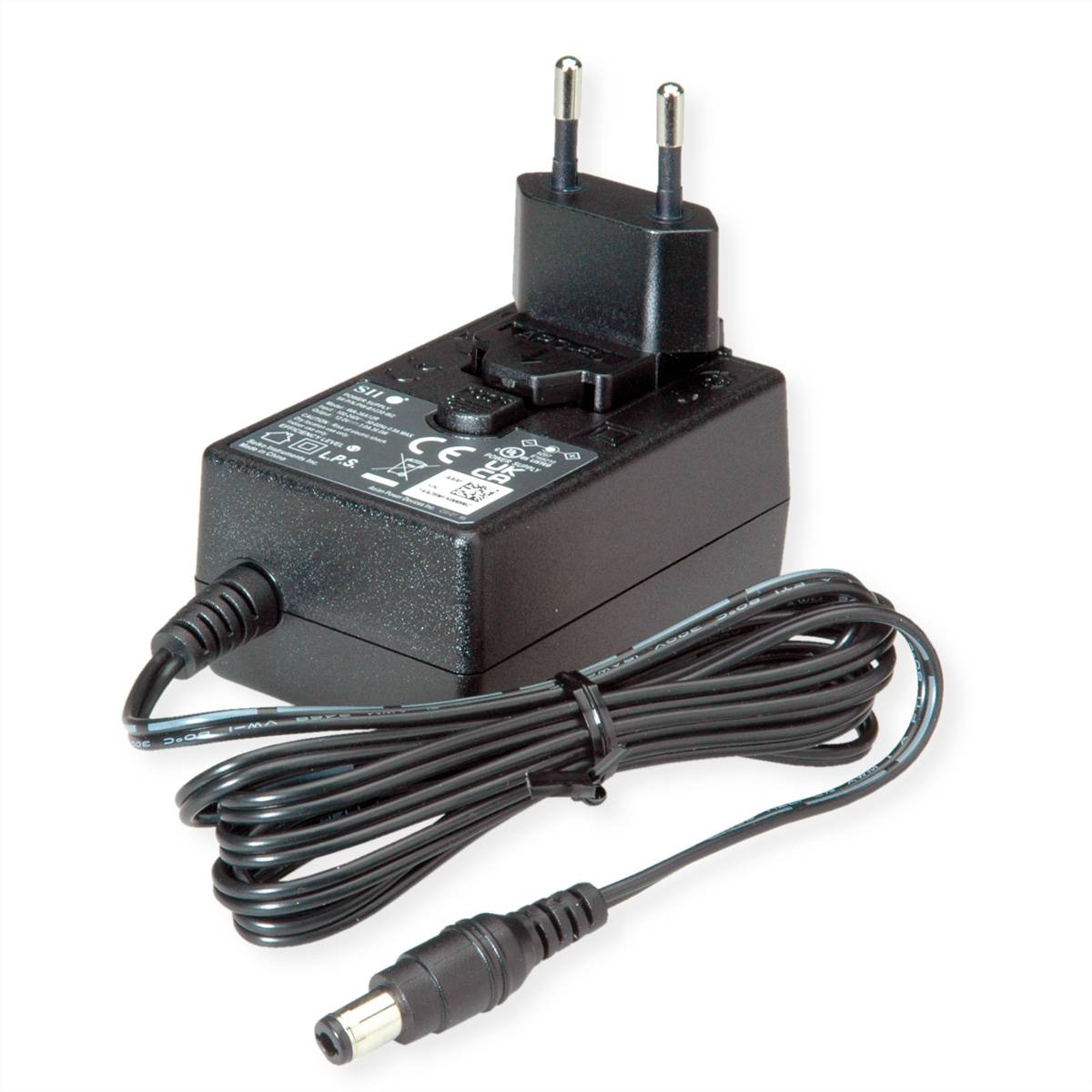 Ein schwarzer elektrischer Stromadapter mit europäischem Stecker und angeschlossenem Kabel, das zum Umwandeln von Wechselstrom in Gleichstrom für elektronische Geräte konzipiert ist.