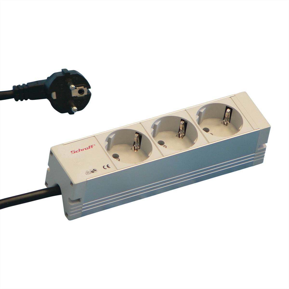 Eine dreifach-Steckdosenleiste mit einem einzelnen schwarzen Stecker eingesteckt, mit weißem Gehäuse und dem Markennamen „Schroff