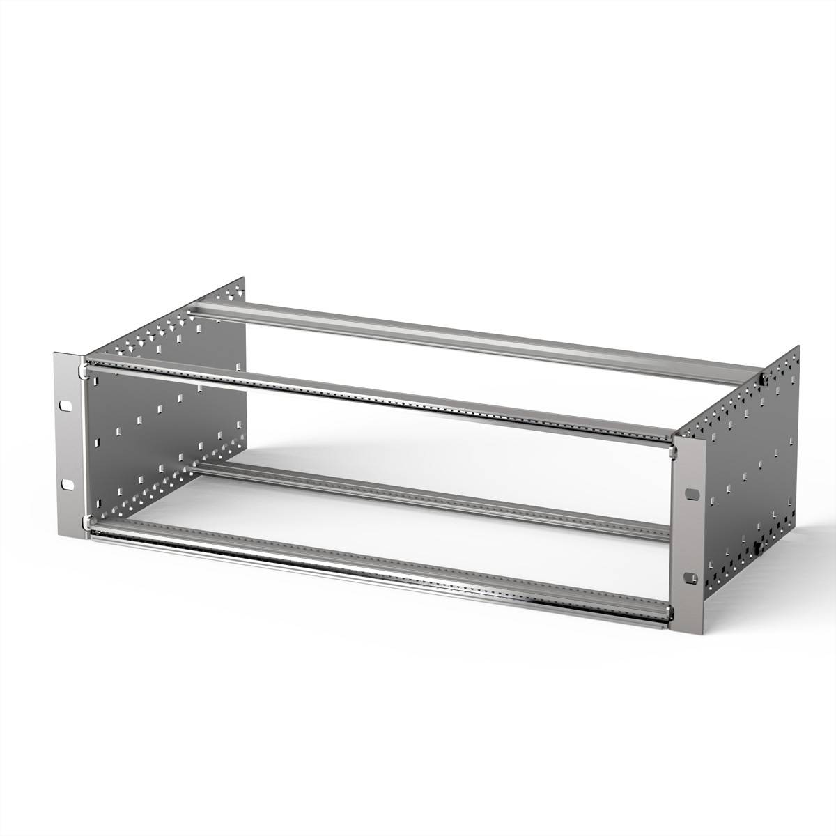 Ein leeres Metallserver-Rack-Gehäuse mit mehreren Schächten und Perforationen, das zur Unterbringung elektronischer Geräte und zur Organiserung von Komponenten verwendet wird.