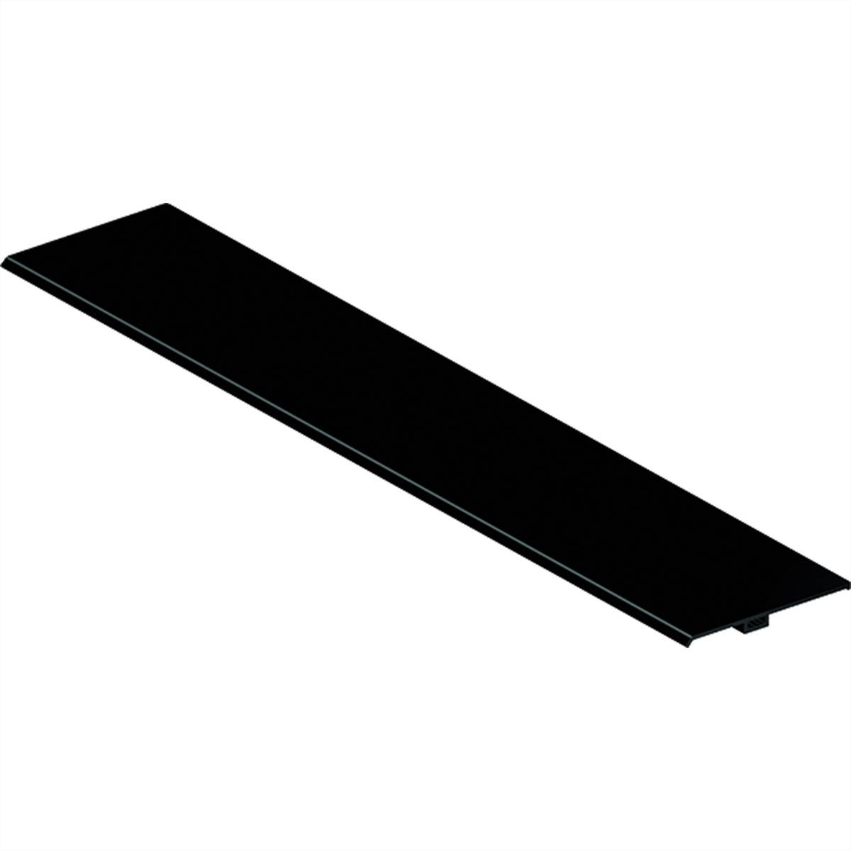 Ein schwarzes rechteckiges Regal mit glatter Oberfläche, diagonal gegen einen weißen Hintergrund positioniert.