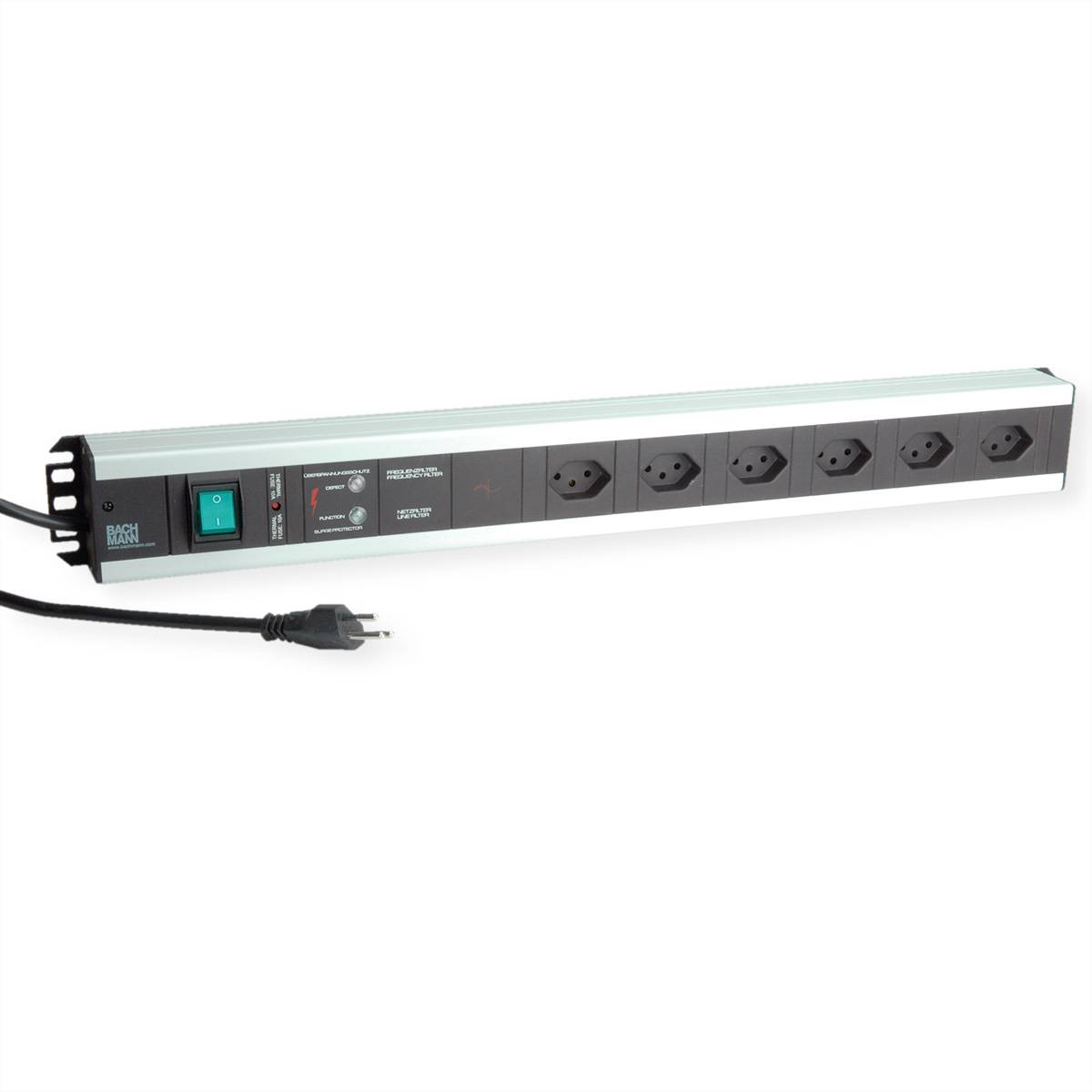 Eine horizontale Steckerleiste mit sechs schwarzen Steckdosen, einem grünen Stromschalter und einem angeschlossenen schwarzen Stecker, konzipiert für elektrische Konnektivität.