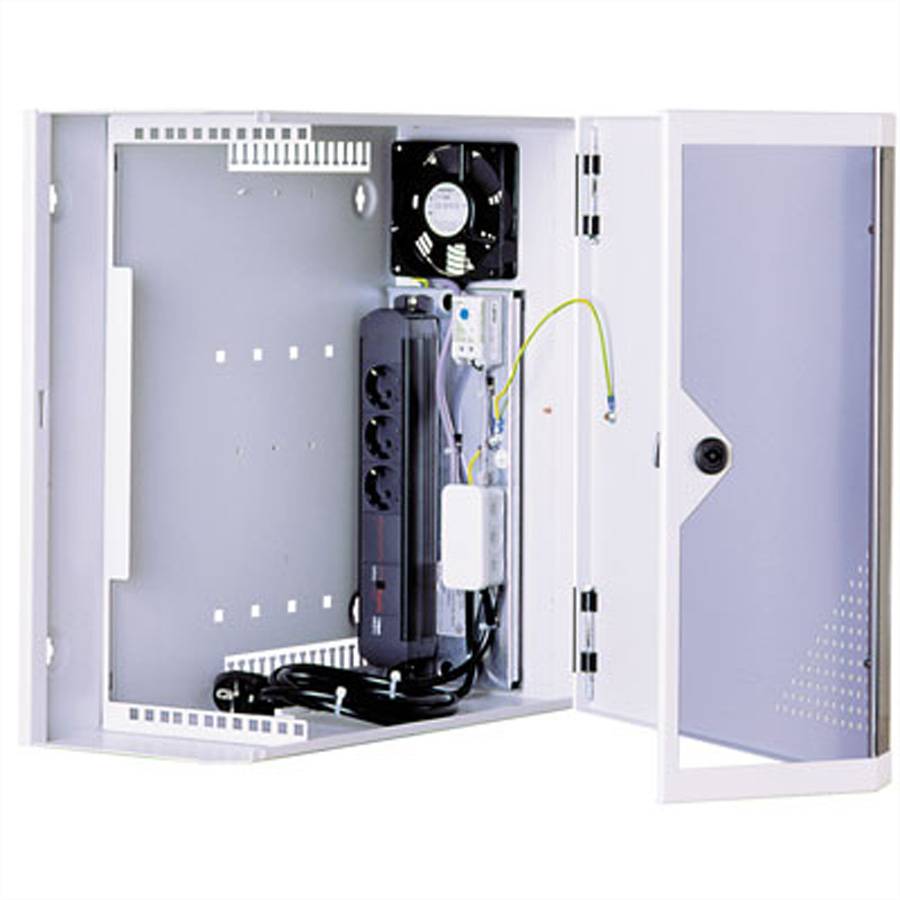 Ein weißer, an der Wand montierter Metallschrank mit offener Tür zeigt elektrische Komponenten, darunter einen Lüfter, eine Steckdosenleiste und Verdrahtung.