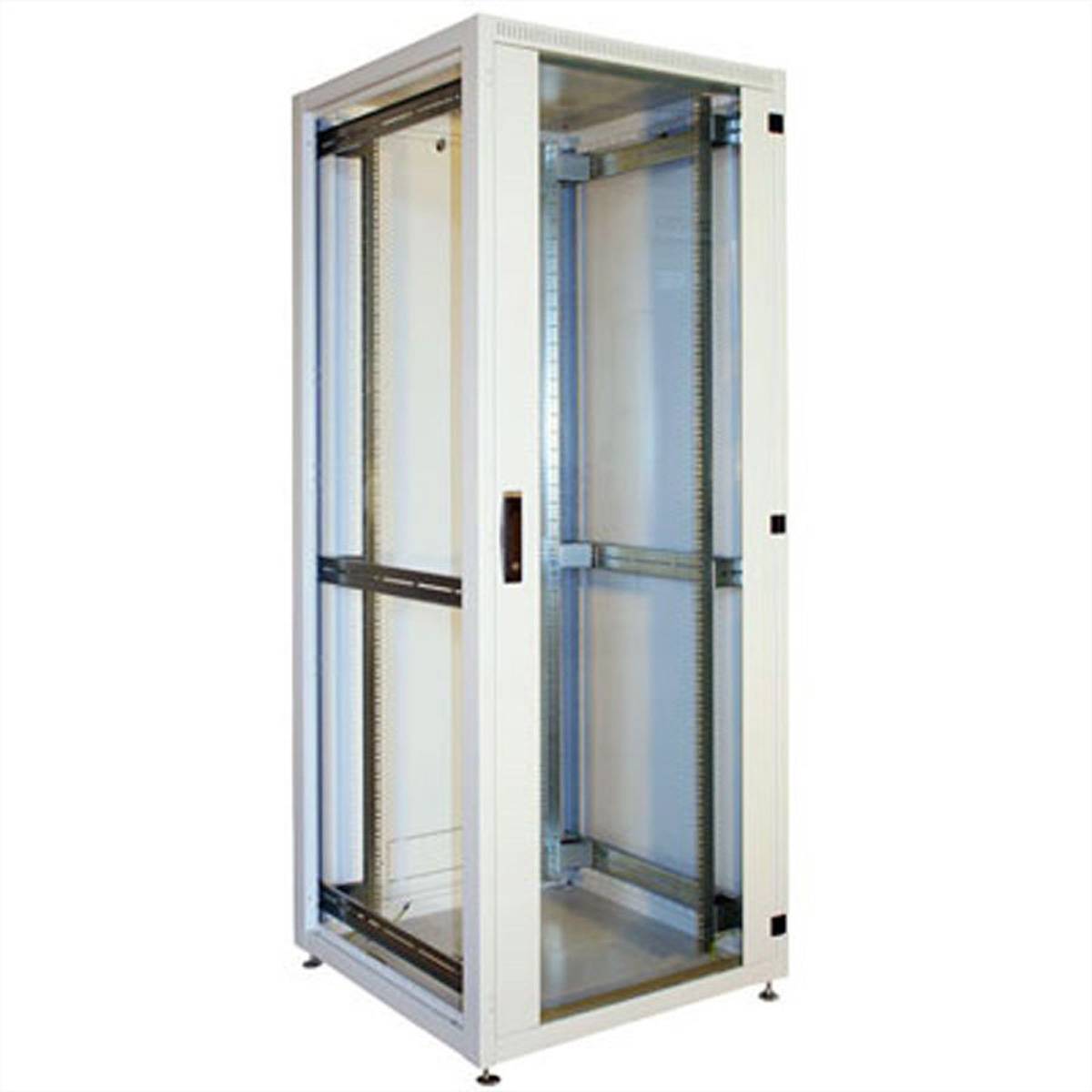 Ein hohes, leeres Serverrack mit Glastür, Metallrahmen und verstellbaren Befestigungsschienen, geeignet für die Unterbringung von Netzwerkausrüstung.