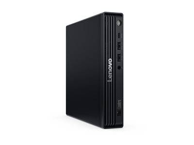 Ein kompakter, schwarzer Lenovo-Desktop-Mini-PC-Tower mit vorderen USB-Anschlüssen und Stromschalter, im Winkel positioniert, um sein schlankes Profil zu zeigen.